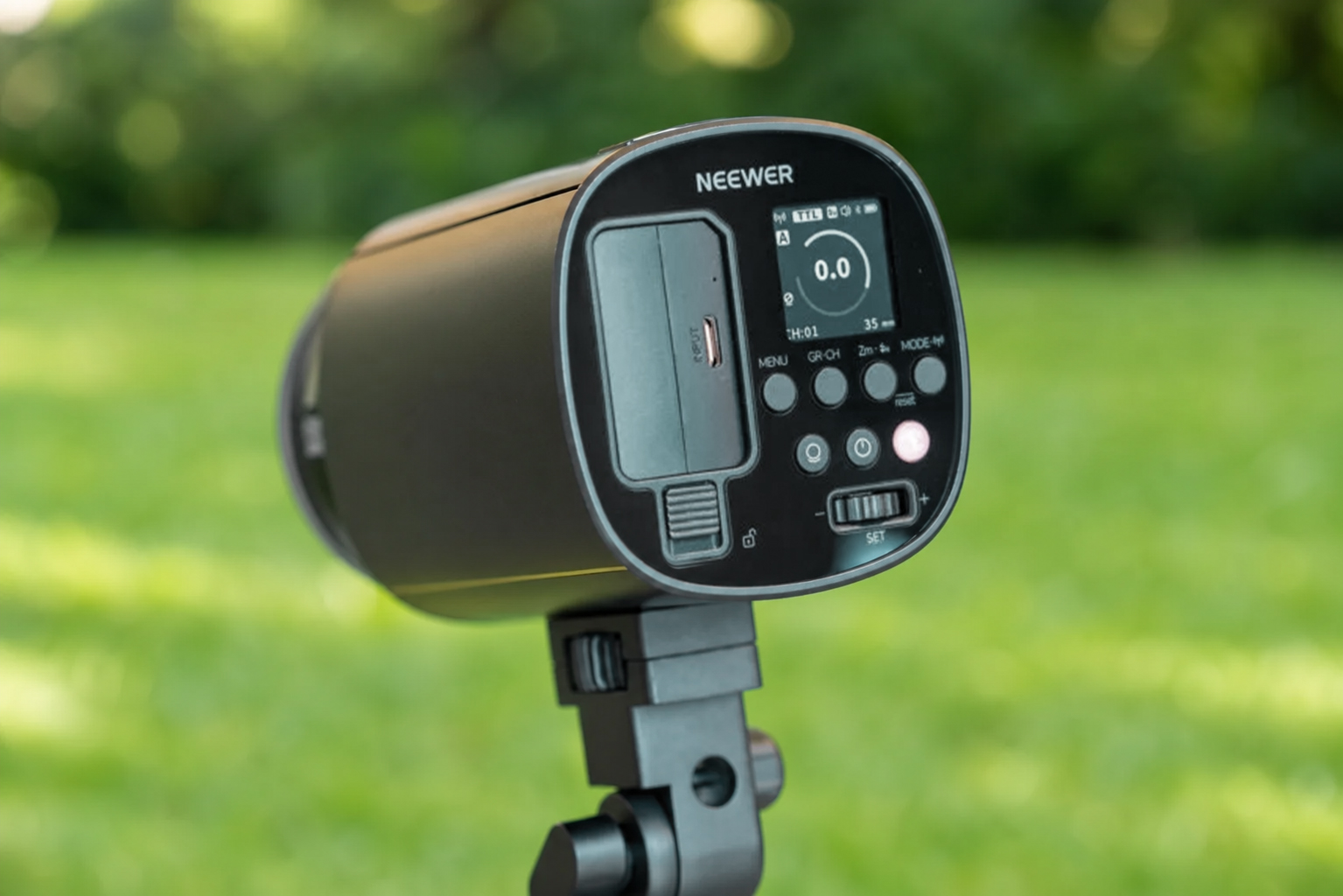 NEEWER Q120 control panel showing TTL mode and flash settings